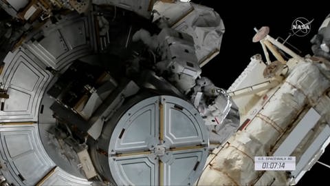 Außeneinsatz an der ISS (Foto: https://www.esa.int/ESA_Multimedia/ESA_Web_TV/(offset)/2)