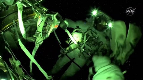Außeneinsatz an der ISS (Foto: https://www.esa.int/ESA_Multimedia/ESA_Web_TV/(offset)/2)
