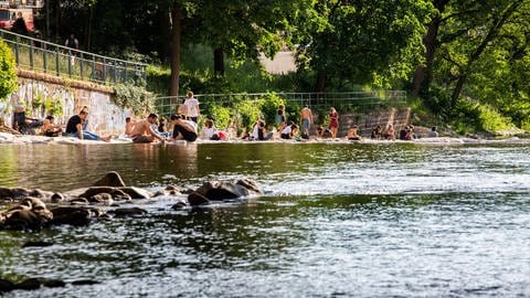 Menschen sitzen an den Ufern der Dreisam und genießen das schöne Wetter (Archivbild) (Foto: dpa Bildfunk, picture alliance/dpa | Philipp von Ditfurth (Archivbild))