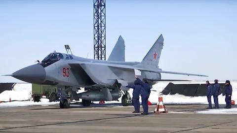 Dieses von der Webseite des russischen Militärs zur Verfügung gestellte Bild zeigt ein Kampfjet vom Typ MiG-31, das für den Start einer neue Hyperschallrakete verwendet wird. Das russische Militär hat nach eigenen Angaben eine neue Hyperschallrakete erfolgreich getestet. (Foto: dpa Bildfunk, Picture Alliance)