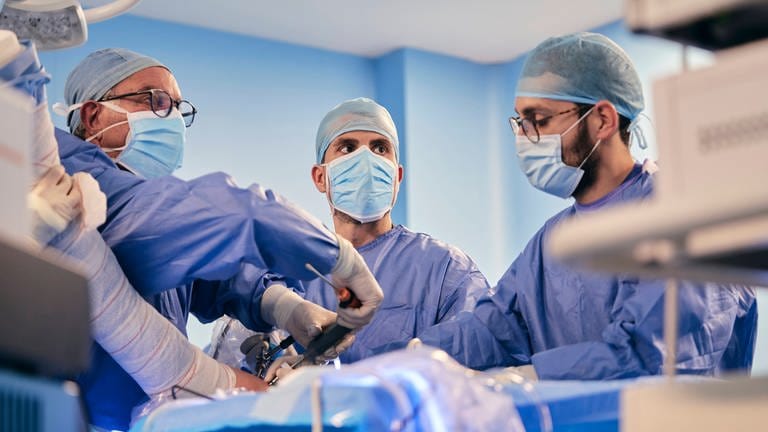 Wenn bei OPs Frauen beteiligt sind, verringert das mögliche Komplikationen bei Operationen an Frauen. (Foto: IMAGO,  imago images/Westend61)