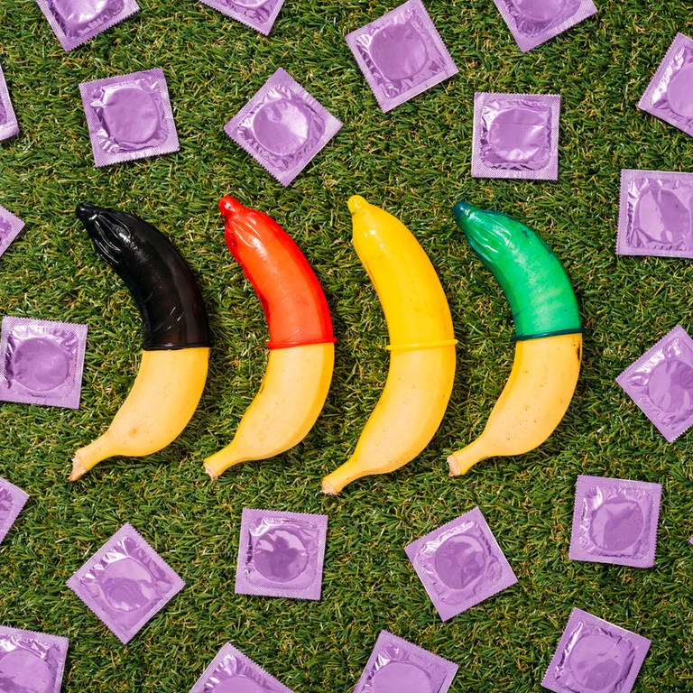 Bananen mit überzogenen Kondomen (Foto: IMAGO, IMAGO / Westend61)