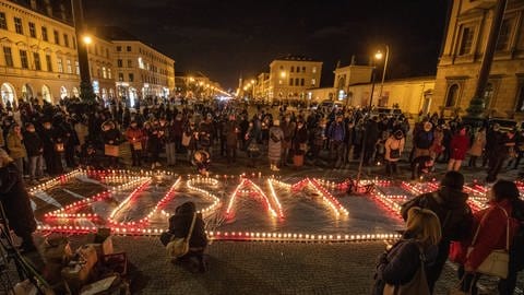 "Zusammen wird sichtbar": Lichtaktion für Solidarität und Demokratie auf dem Odeonsplatz in München am 10. Februar 2022, auch als Dank an die Mitarbeitenden in den Sozial- und Gesundheitsberufen während der Corona-Pandemie