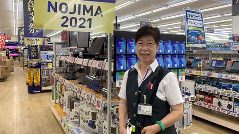 Die 79-jährige Emiko Kumagai arbeitet in einer Filiale des Elektronikhändler Nojima nördlich von Tokio an vier Tagen in der Woche, insgesamt 18 Stunden