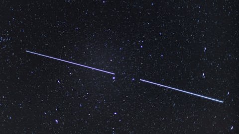 Zwei Starlink-Satelliten am Nachthimmel (Foto: picture-alliance / Reportdienste, dpa-Zentralbild)