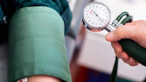 Ein Arzt misst den Blutdruck einer Patientin. (Foto: picture-alliance / Reportdienste, dpa)