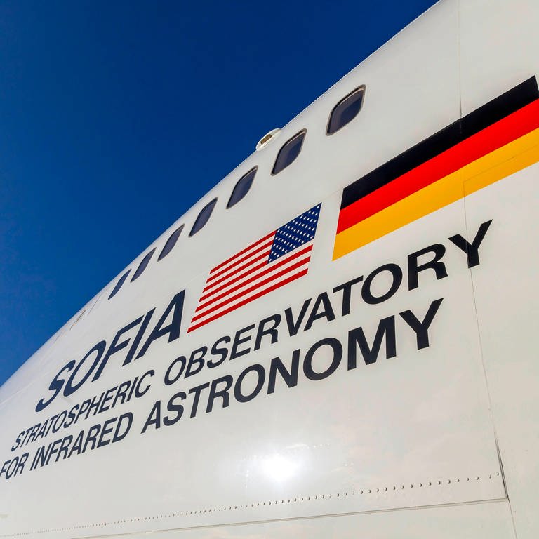 Aufschrift "SOFIA - Stratospheric Observatory for Infrared Astronomy" mit US-amerikanischer und deutscher Flagge auf der Boing 747, in der sich das Teleskop befindet. (Foto: IMAGO, IMAGO / Arnulf Hettrich)