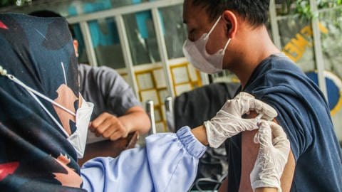 Impfungen und die schnelle Produktion von Impfstoffen spielen für Bill Gates eine zentrale Rolle bei der Bekämpfung künftiger Pandemien. (Foto: IMAGO, IMAGO/ZUMA Wire)
