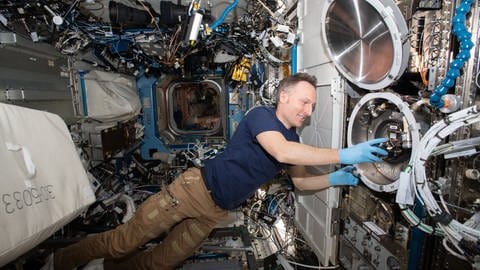 ESA-Astronaut Matthias Maurer tauscht im European Materials Science Lab Proben für ein DLR-Experiment aus. (Foto: dpa Bildfunk, picture alliance/dpa/ESA/NASA )