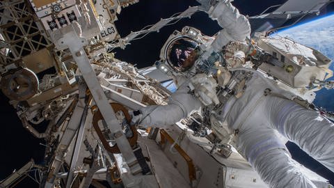 Astronaut Matthias Maurer bei seinem Außeneinsatz an der Raumstation am 23. März 2022. (Foto: IMAGO, IMAGO/ZUMA Wire)