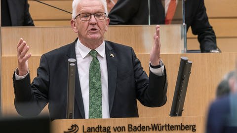 Der baden-württembergische Ministerpräsident sprach sich dafür aus, dass Lehrer mehr arbeiten sollten. Das sorgte für reichlich Gegenwind. (Foto: IMAGO, imago images/Arnulf Hettrich)