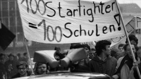Bereits in den Jahren 1965 bis 1971 demonstrierten Schüler in den Ruhrstädten Dortmund, Essen und Bochum für bessere Bedingungen in der Bildung. (Foto: IMAGO, imago images/Klaus Rose)