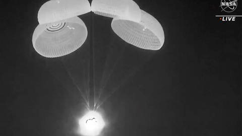 Landung der Dragon-Kapsel mit vier SpaceX-Fallschirmen im Golf von Mexico. An Bord sind NASA-Astronauten Chari, Marshburn und Barron sowie der ESA-Astronaut Maurer. (Foto: dpa Bildfunk, picture alliance/dpa/NASA/AP | Uncredited)