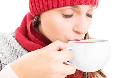 Auch wenn wir z.B. eine zu heiße Tasse berühren, werden Schmerzsignale im Körper übermittelt.  (Foto: IMAGO, imago images/Shotshop)