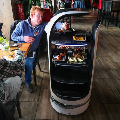 Ein Roboter serviert Gerichte in einem Restaurant in Sint-Niklaas, Ostflandern, Belgien, 9. April 2022. (Foto: IMAGO, IMAGO / Xinhua)