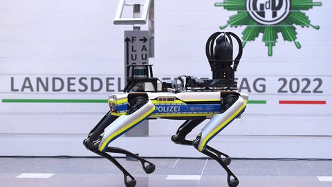 Landesdelegiertentag der Gewerkschaft der Polizei 2022 am 04.05.2022 im Maritim Hotel in Düsseldorf Polizei-Roboter Spot von Boston Dynamics (Foto: IMAGO, IMAGO / Revierfoto)