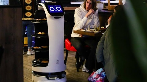 Ein Roboter serviert Gerichte in einem Restaurant in Sint-Niklaas, Ostflandern, Belgien, 9. April 2022. (Foto: IMAGO, IMAGO / Xinhua)