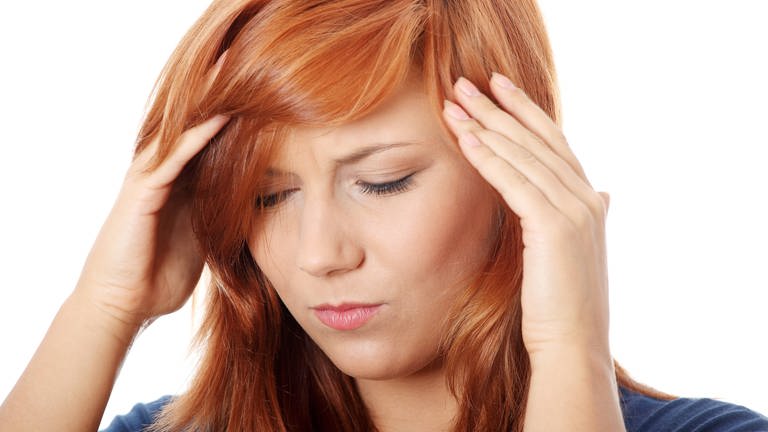 Von Kopfschmerzen und Migräne sind vor allem Frauen betroffen, auffallend häufig Frauen im Gesundheits- und Sozialwesen. (Foto: IMAGO, IMAGO/YAY Images)