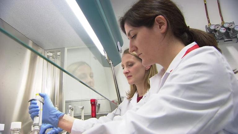 Zwei Forscherinnen vom KIT hantieren in einem Labor.