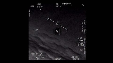 Das Standbild eines vom US-Verteidigungsministerium veröffentlichten Videos zeigt ein Unidentifiziertes Flugobjekt, das von Piloten der US-Marine gesichtet wurde.  (Foto: dpa Bildfunk, dpa-Bildfunk VCO)