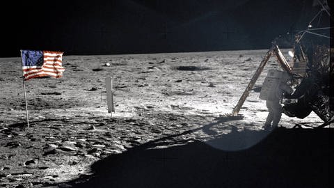 Ein historischer Moment für die bemannte Raumfahrt: Die Mondlandung der Apollo 11 am 20. Juli 1969. Der US-amerikanische Astronaut Neil Armstrong betritt als erster Mensch den Mond.  