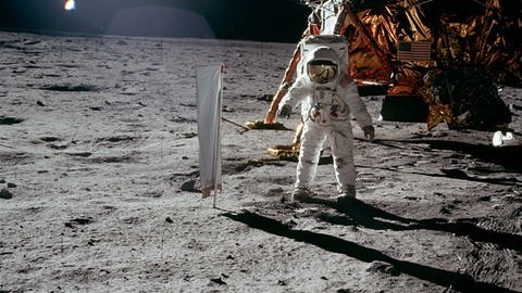 Ein einziges Mal wurde der Landeplatz einer Mondmission so gewählt, dass die Astronauten Teile einer 2 Jahre vorher gelandeten Raumsonde ausbauen und zurück auf die Erde bringen konnten. 1969.  (Foto: Pressestelle, NASA)