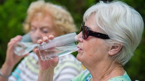 Vor allem ältere Menschen sollten bei Hitze viel trinken (Foto: IMAGO, Imago - Heike Lyding)