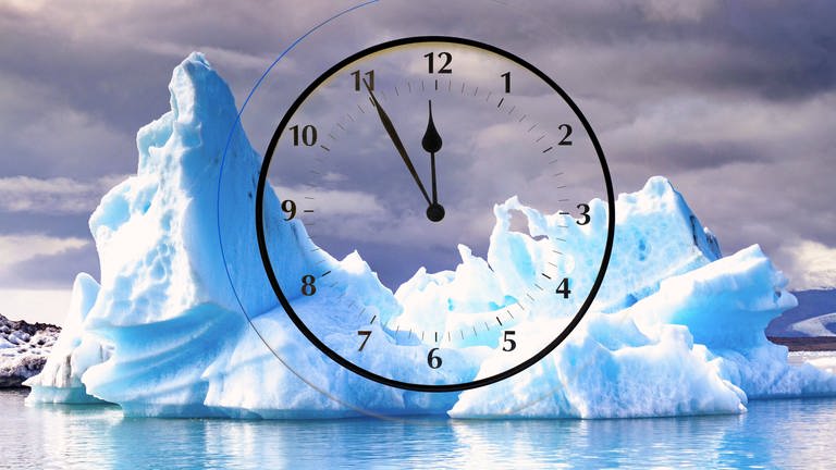 Ein Eisberg ragt aus dem Wasser, davr eine tickende Uhr. Das Bild symbolisiert den Klimawandel und seine Auswirkung auf unsere Zeit (Foto: IMAGO, IMAGO Bildnummer: 0443534648)