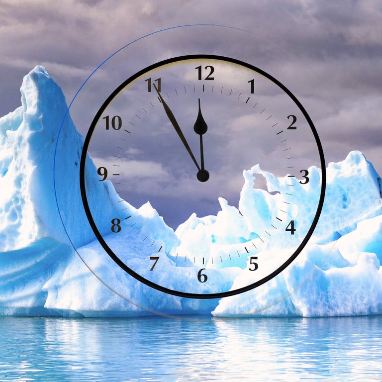 Ein Eisberg ragt aus dem Wasser, davr eine tickende Uhr. Das Bild symbolisiert den Klimawandel und seine Auswirkung auf unsere Zeit (Foto: IMAGO, IMAGO Bildnummer: 0443534648)