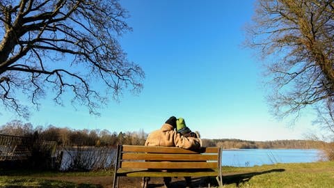 Ein Paar sitzt im Winter auf einer Bank in der Sonne (Foto: picture-alliance / Reportdienste, Picture Alliance)