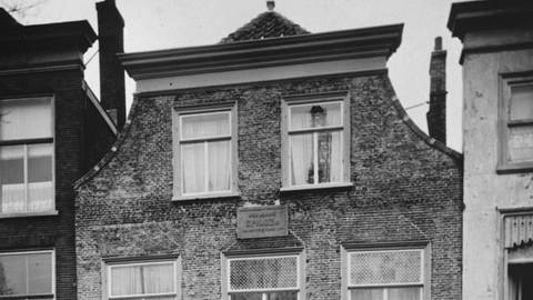 Eine Schwarz-Weiß-Fotografie des ehemaligen Wohnhauses von Spinoza in Den Haag, in dem er sich mit seinen Anhängern traf (Foto: IMAGO, imago/United Archives International)