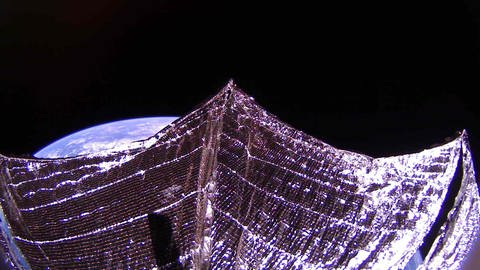 Dieses von LightSail 2 am 13. Februar 2020 aufgenommene Bild zeigt Schatten von den Sonnenkollektoren des Raumfahrzeugs auf dem Sonnensegel.  (Foto: Pressestelle, The Planetary Society)