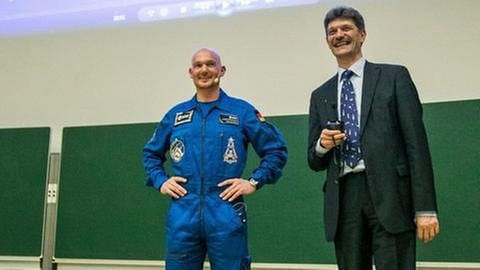 Alexander Gerst und Dr. Stefanos Fasoulas, Leiter des Instituts für Raumfahrtsystem an der Uni Stuttgart. (Foto: dpa Bildfunk, picture alliance / Eibner-Presse -)