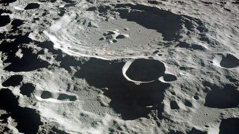 undatierte Apollo 11-Aufnahme zeigt die von Kratern übersäte Mondoberfläche (Foto: picture-alliance / Reportdienste, NASA/Nasa/dpa -)