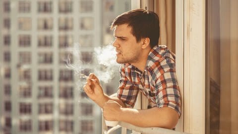 Viele Menschen haben im Home-Office wieder angefangen zu rauchen. 
