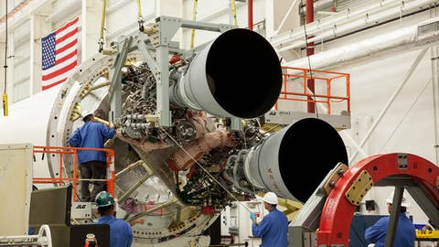 Zwei RD-181-Triebwerke werden in die erste Stufe der Antares-Rakete integriert.  (Foto: Pressestelle, NASA)