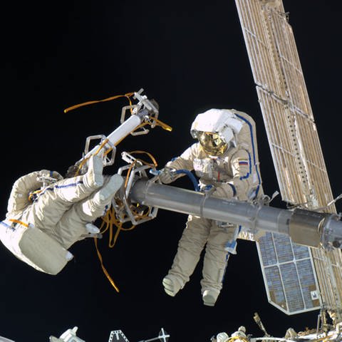 Andre Kuipers fängt seine russischen Besatzungsmitglieder bei einem Weltraumspaziergang außerhalb der Internationalen Raumstation ein. (Foto: Pressestelle, ESA/NASA)