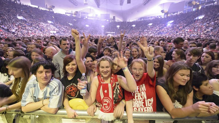Wenig später füllen die Konzerte der Toten Hosen selbst Fussballstadien, wie hier die Olympiahalle in München 2012 (Foto: IMAGO, IMAGO / Stefan M Prager)