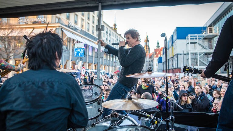 Spontanes Konzert der Toten Hosen beginnend auf dem Neumarkt vor der Frauenkirche in Dresden 2017 zur Unterstützung der Proteste gegen Pegida (Foto: IMAGO, IMAGO / Max Stein)