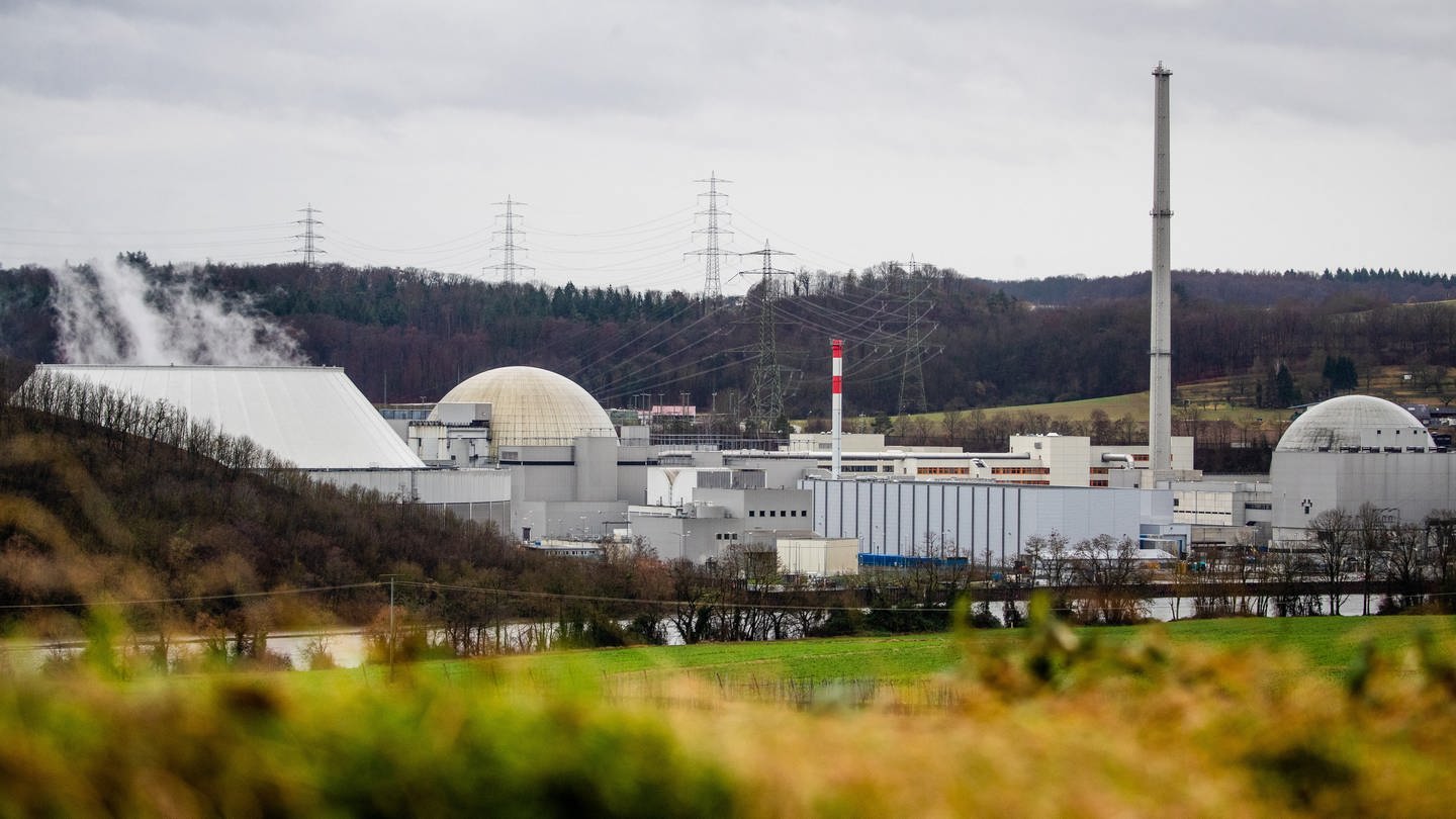 Graue Wolken ziehen über das Atomkraftwerk Neckarwestheim. (Foto: picture-alliance / Reportdienste, /dpa)