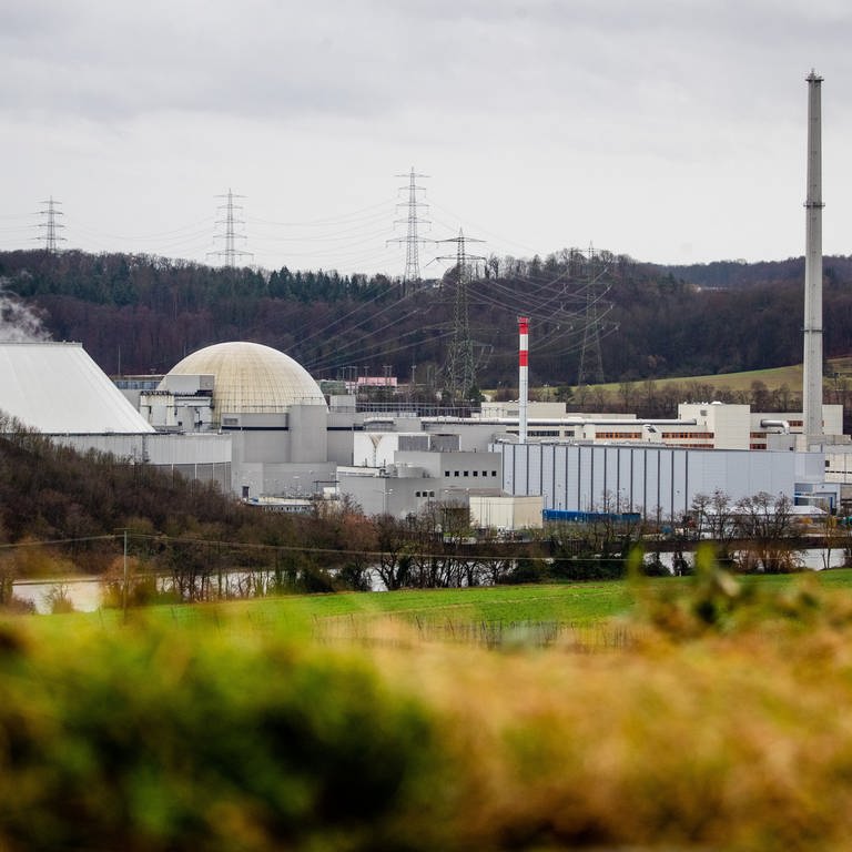 Graue Wolken ziehen über das Atomkraftwerk Neckarwestheim. (Foto: picture-alliance / Reportdienste, /dpa)