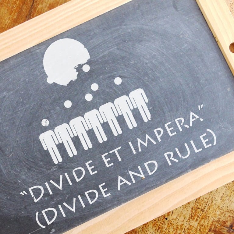 Tafel mit Aufdruck "DIVIDE ET IMPERA"