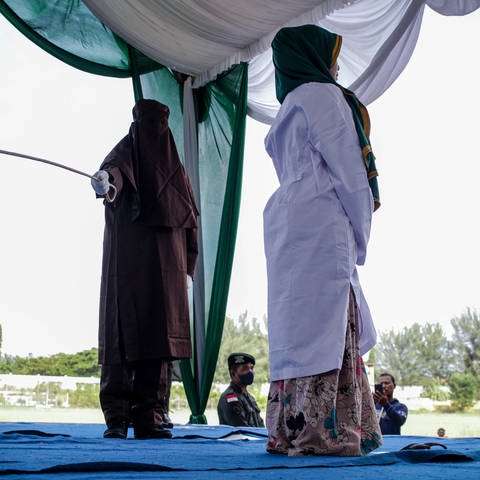 Peitschenhiebe als Strafe laut Scharia in Lhokseumawe, Indonesien, im März 2022