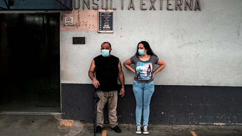 Ein Foto vom 25. August 2021 zeigt Bürger, die vor einem medizinischen Zentrum in San José, Costa Rica, warten. (Foto: IMAGO, IMAGO / Agencia EFE)