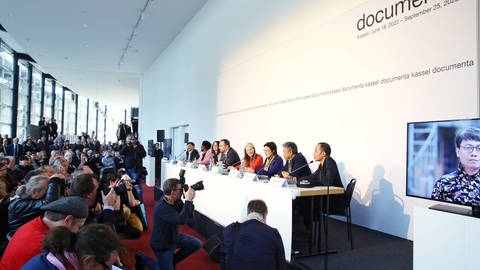 Pressekonferenz in Kassel: Es ist das erste Mal in der Geschichte der documenta, dass die künstlerische Leitung einem Kollektiv - der Gruppe Ruangrupa - anvertraut wird (Foto: IMAGO, IMAGO / epd)