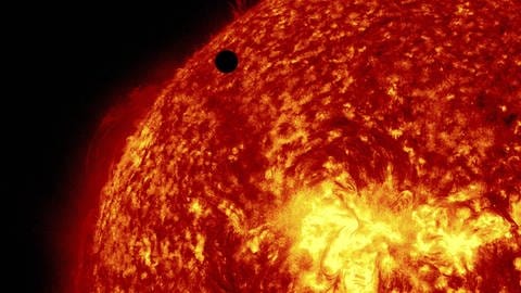 Venus bewegt sich vor der Sonne
