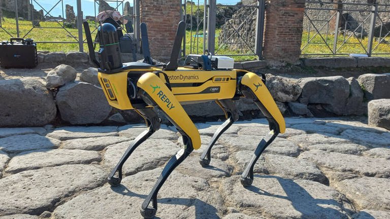 Das Foto zeigt einen vierbeinigen Roboter namens Spot bei der Arbeit im archäologischen Park von Pompeji in Italien.