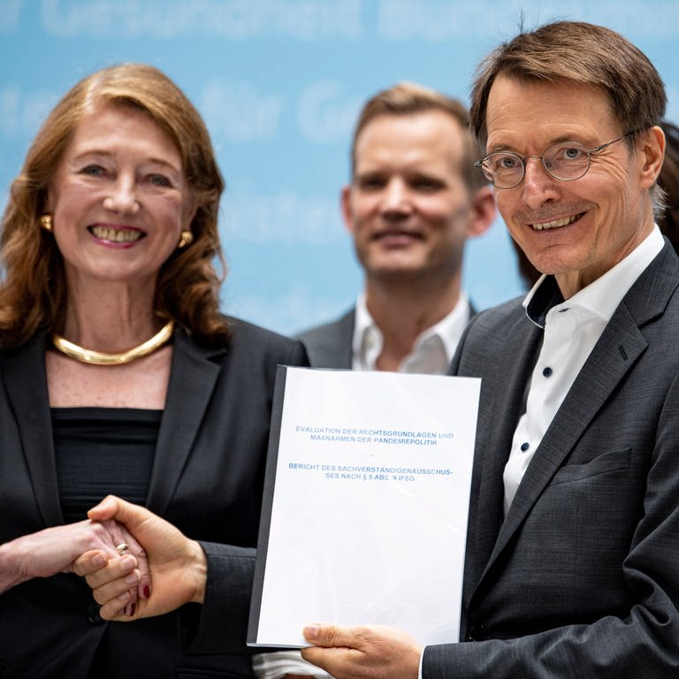 Virologin Dr. Helga Rübsamen-Schaeff übergibt Bundesgesundheitsminister Dr. Karl Lauterbach den Bericht des Sachverständigenauschusses.