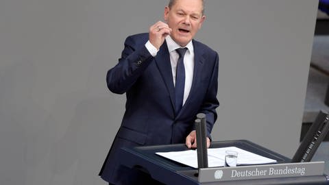 Olaf Scholz in der 40. Sitzung des Deutschen Bundestages im Reichstagsgebäude. Er steht am Pult und hält eine Rede. (Foto: IMAGO, /Future Image)