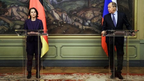 Bundesaußenministerin Annalena Baerbock (links) und Sergej Wiktorowitsch Lawrow (rechts), Minister für Auswärtige Angelegenheiten der Russischen Föderation auf der Pressekonferenz in Moskau (Foto: picture-alliance / Reportdienste, / photothek)